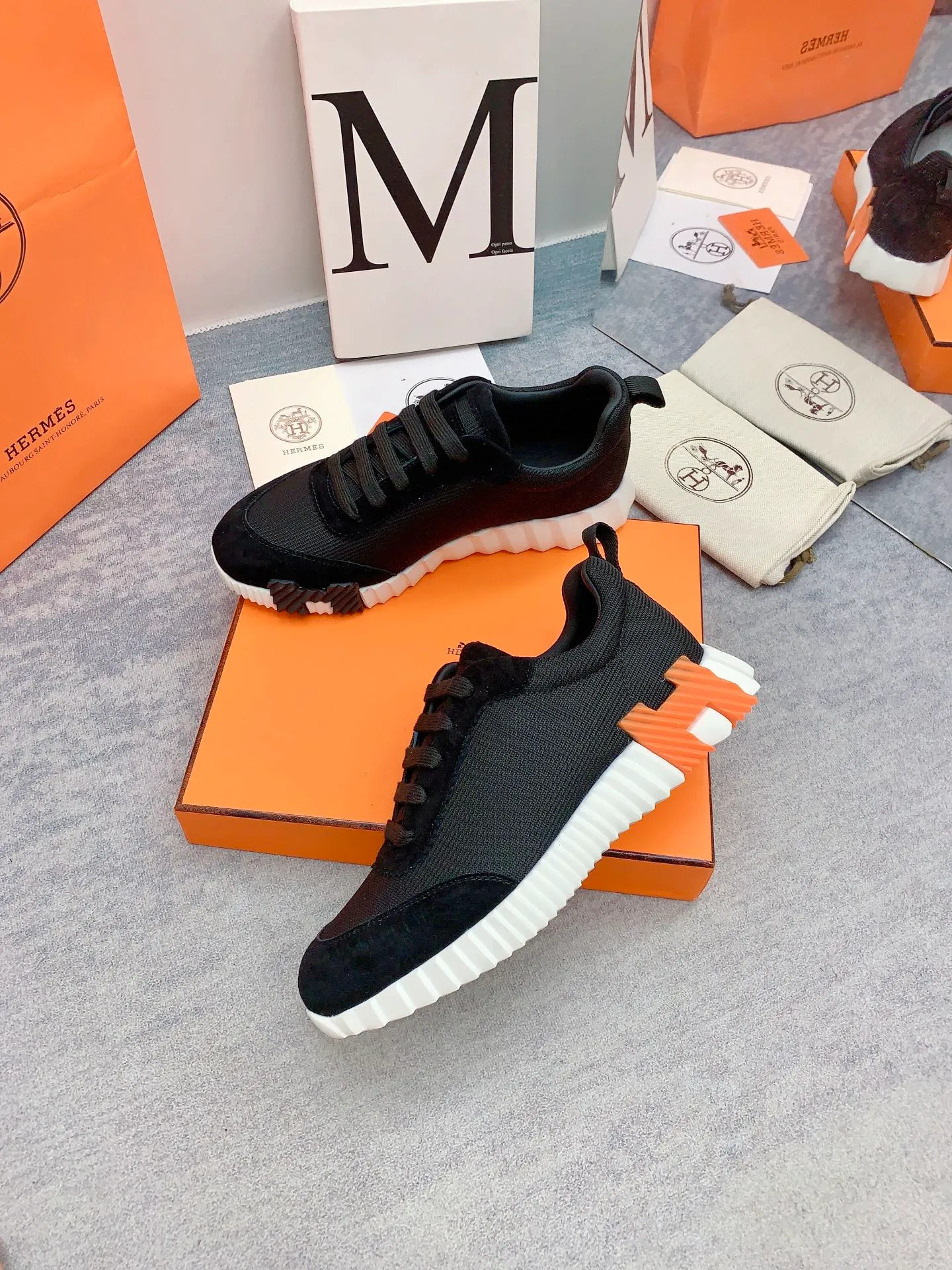 👟👟Ex-factory price 640👟👟 [Hermes] New Bouncing Couple 👫Sneakers. The most comfortable shoes from Hermès, no one else⃣️. They are very light on the feet and very beautiful. You will not feel tired when you go shopping and running around. 👍 The overall suede leather feels very good, very beautiful and very versatile. It is very light, comfortable and extremely light, suitable for both sports and leisure. It feels great to step on! 30+ men's and women's color combinations. You can choose, there will always be what you want~ ✅Fabric: Imported high mercerized sheep + original rain velvet ✅Inner: Imported silk sheepskin for lining insole ✅Outsole: Seamless combination of IP+TPU (multi-color letters) German technology irradiation machine ✅Code number: 35-41 for women and 38-46 for men (41 for women, 45.46 for men, customized and non-returnable)